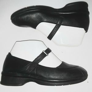 Propet Women's 6.5 Wide Mary Janes Loafers Flats